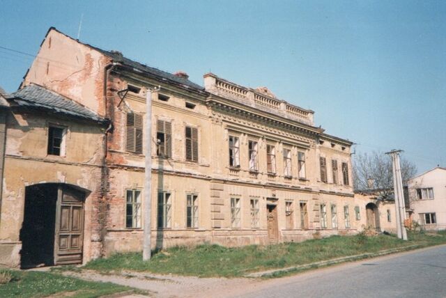 Odrlický statek rodiny Nepustilových roku 1990, po osmatřiceti letech chátrání ve správě JZD. Zdroj: archiv pamětnice
